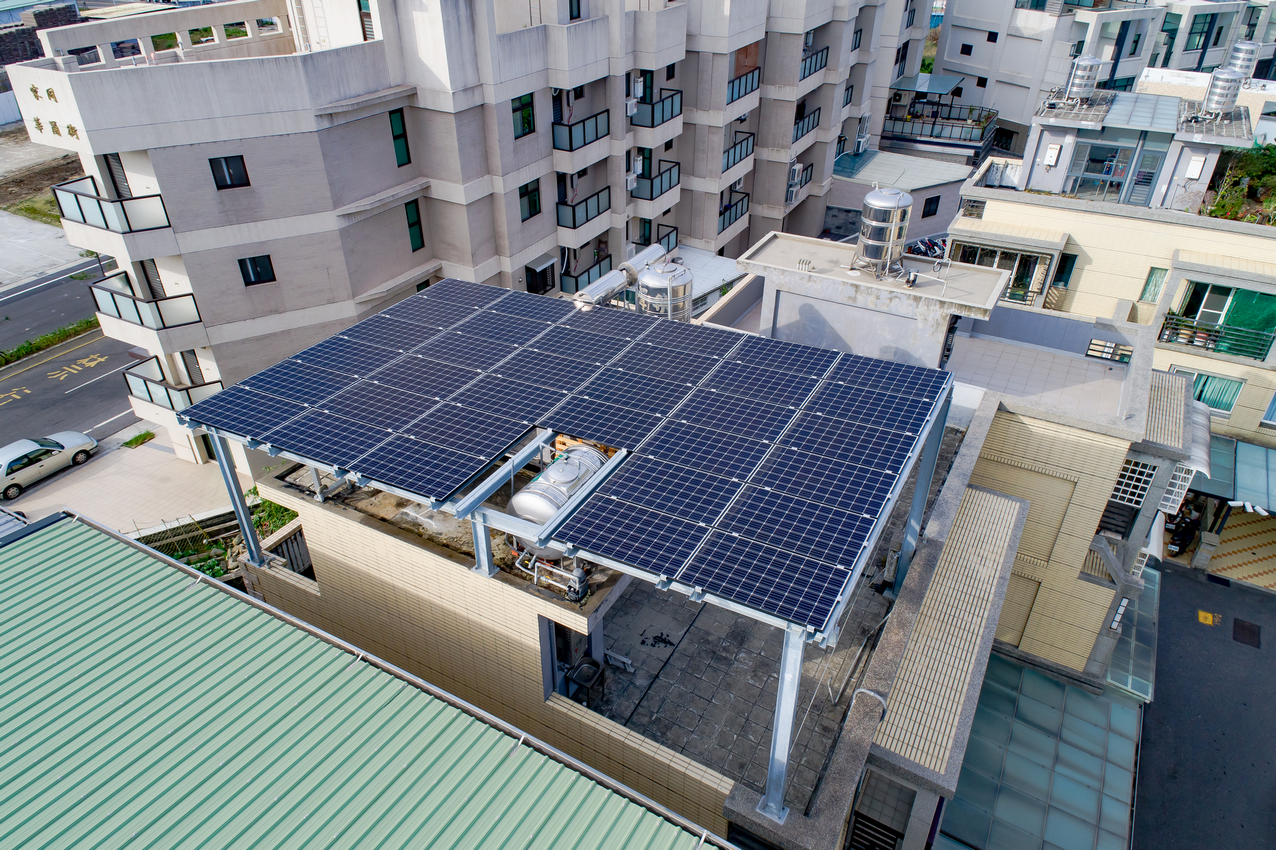 屋主將今後租金都捐給合作社，還自費改裝水塔以增加發電面積。