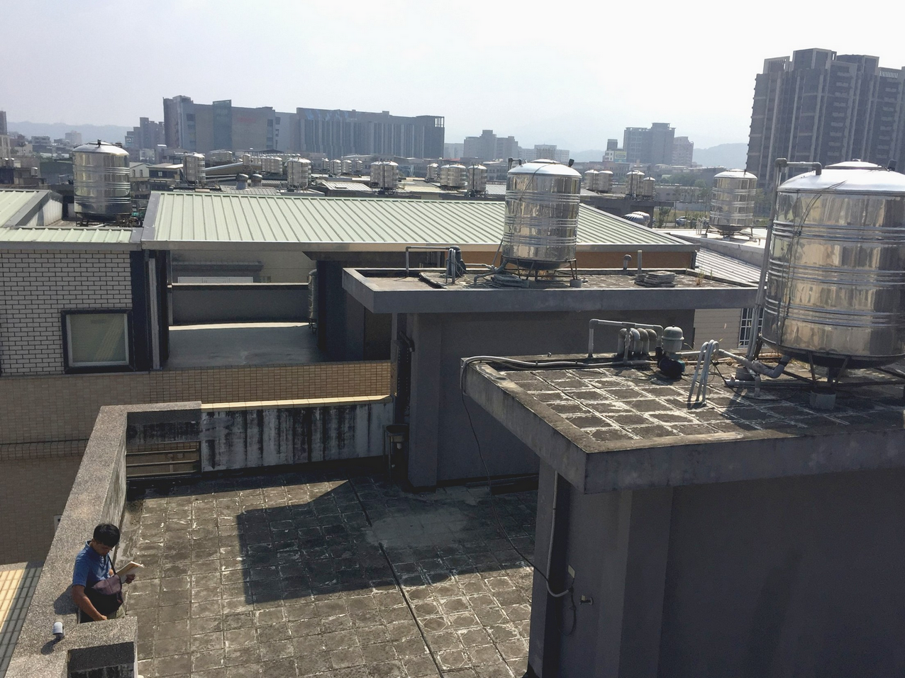 屋頂水塔原為直立型