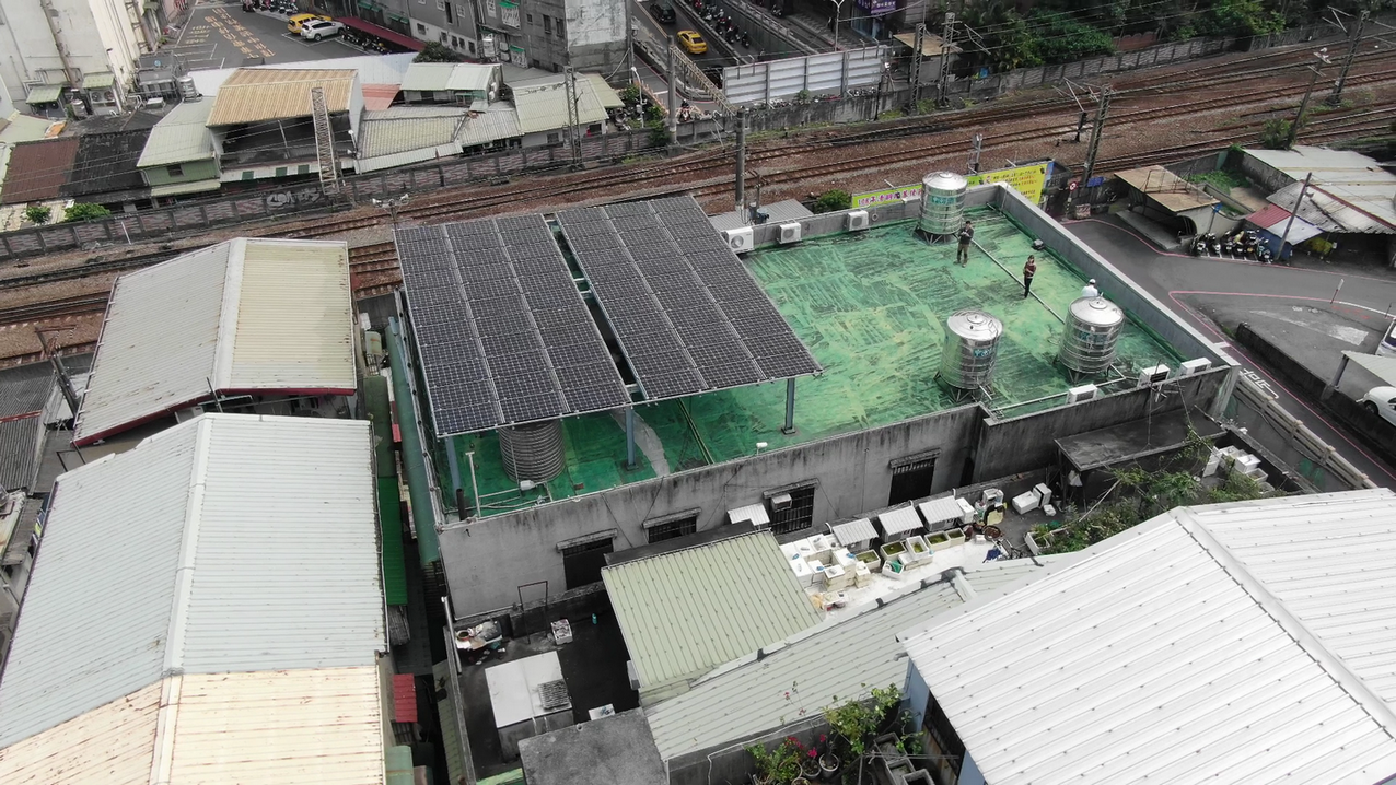 太陽能屋頂兩吃！降溫節能，發電產能(王維笑攝)